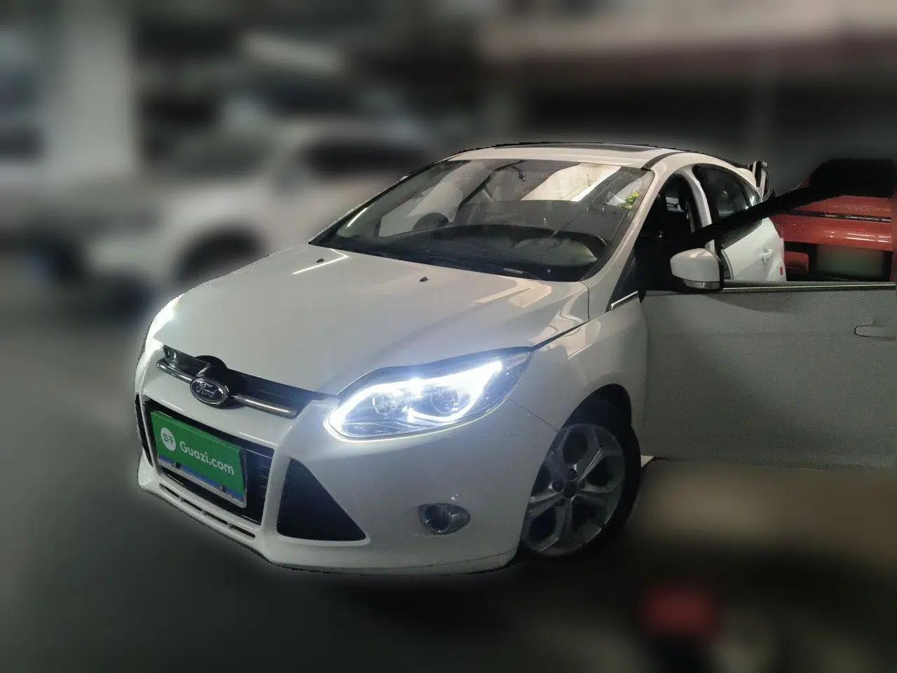Ford Focus 2012 Hatchback 2.0L Automatic Luxury Sport Model — миниатюра 1