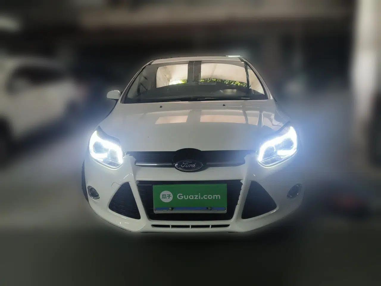 Ford Focus 2012 Hatchback 2.0L Automatic Luxury Sport Model — миниатюра 2