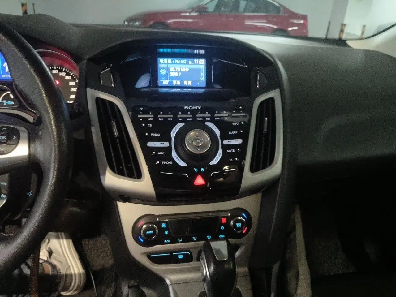 Ford Focus 2012 Hatchback 2.0L Automatic Luxury Sport Model — миниатюра 13