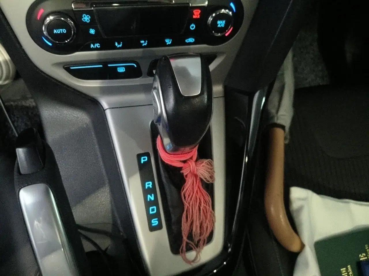 Ford Focus 2012 Hatchback 2.0L Automatic Luxury Sport Model — миниатюра 14