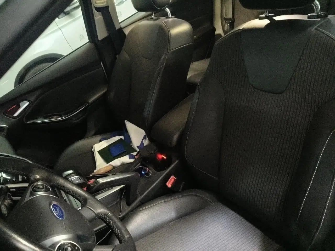 Ford Focus 2012 Hatchback 2.0L Automatic Luxury Sport Model — миниатюра 15