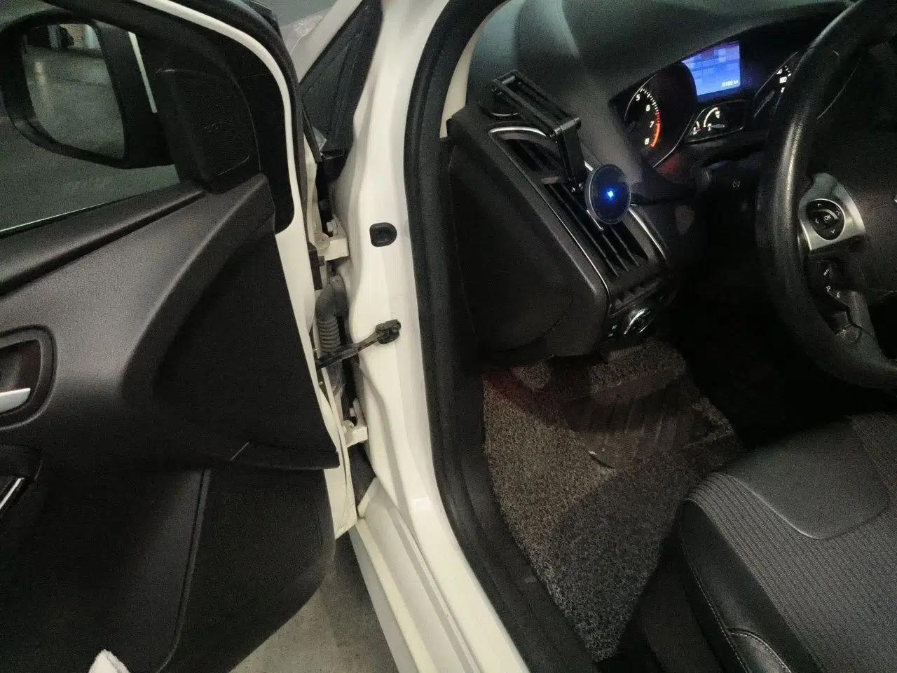 Ford Focus 2012 Hatchback 2.0L Automatic Luxury Sport Model — миниатюра 16