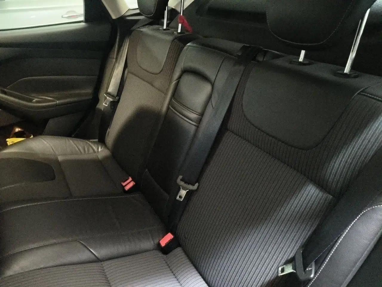 Ford Focus 2012 Hatchback 2.0L Automatic Luxury Sport Model — миниатюра 17