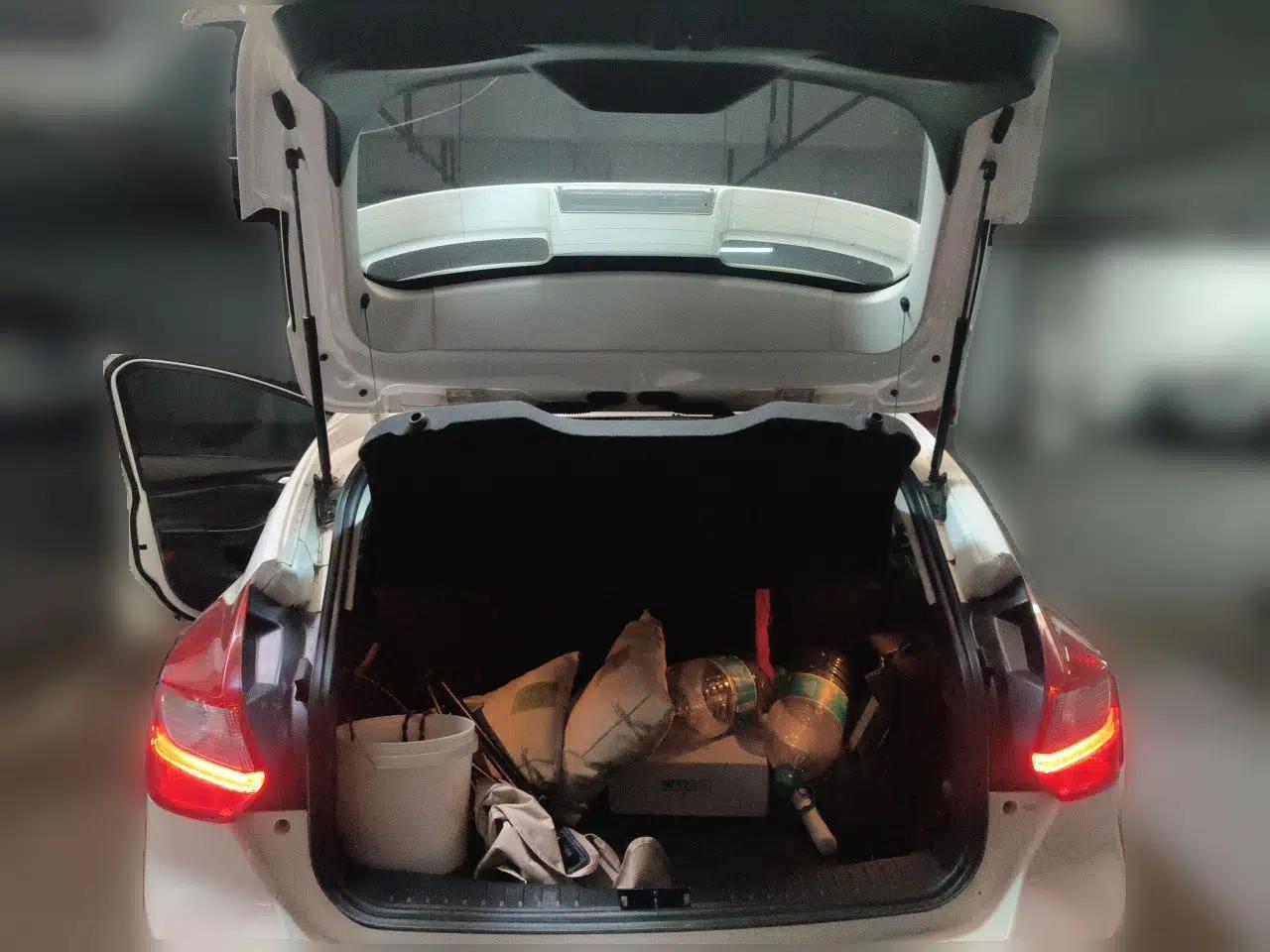 Ford Focus 2012 Hatchback 2.0L Automatic Luxury Sport Model — миниатюра 19