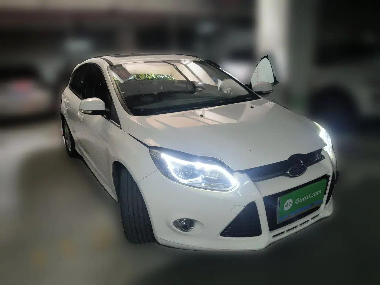 Ford Focus 2012 Hatchback 2.0L Automatic Luxury Sport Model — миниатюра 3