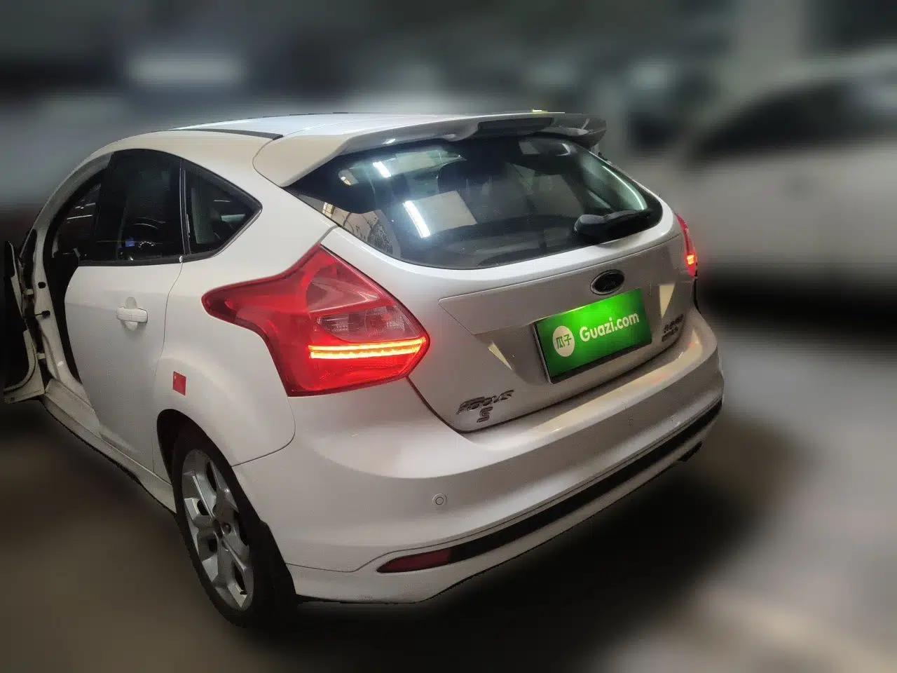 Ford Focus 2012 Hatchback 2.0L Automatic Luxury Sport Model — миниатюра 4