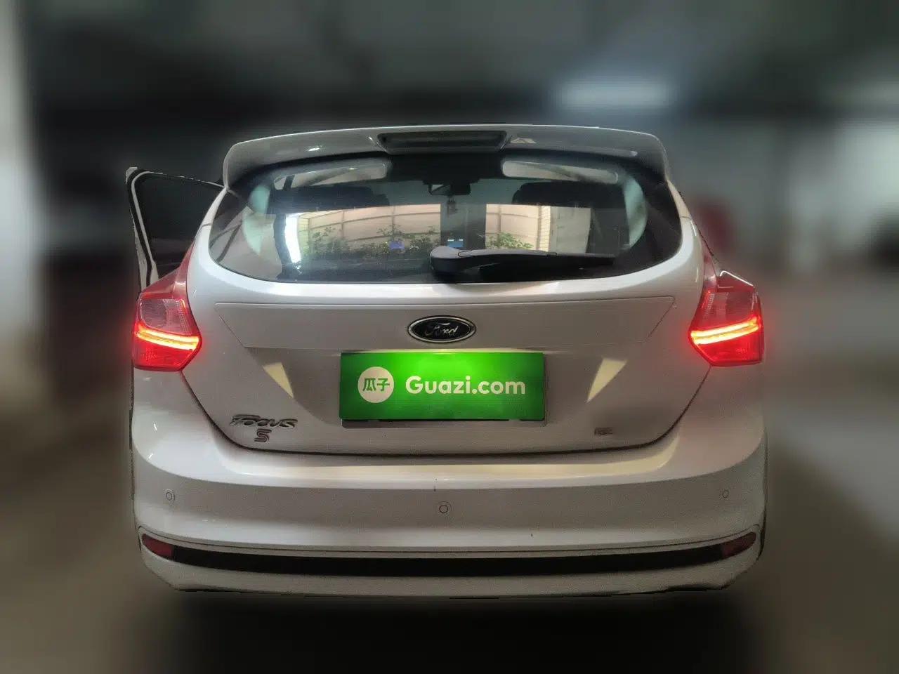 Ford Focus 2012 Hatchback 2.0L Automatic Luxury Sport Model — миниатюра 5