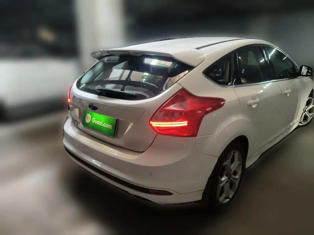 Ford Focus 2012 Hatchback 2.0L Automatic Luxury Sport Model — миниатюра 6
