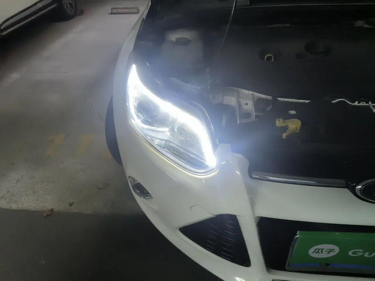 Ford Focus 2012 Hatchback 2.0L Automatic Luxury Sport Model — миниатюра 7
