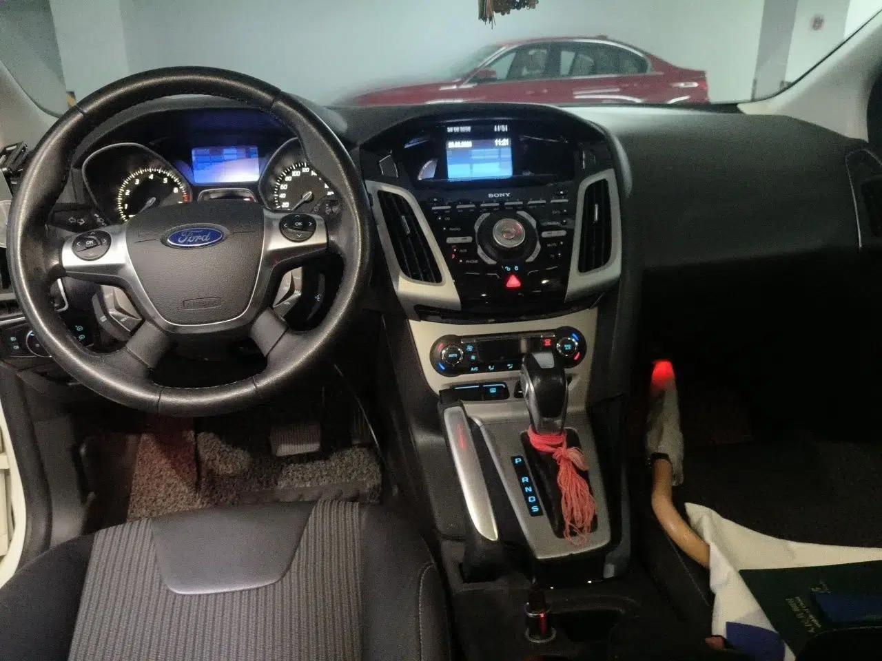 Ford Focus 2012 Hatchback 2.0L Automatic Luxury Sport Model — миниатюра 9