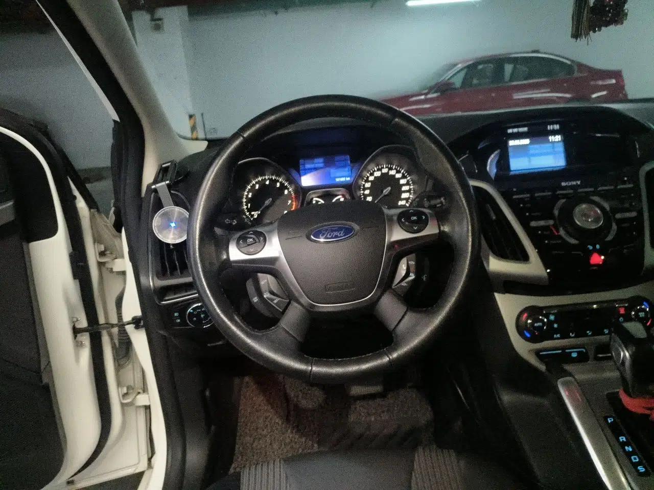 Ford Focus 2012 Hatchback 2.0L Automatic Luxury Sport Model — миниатюра 10