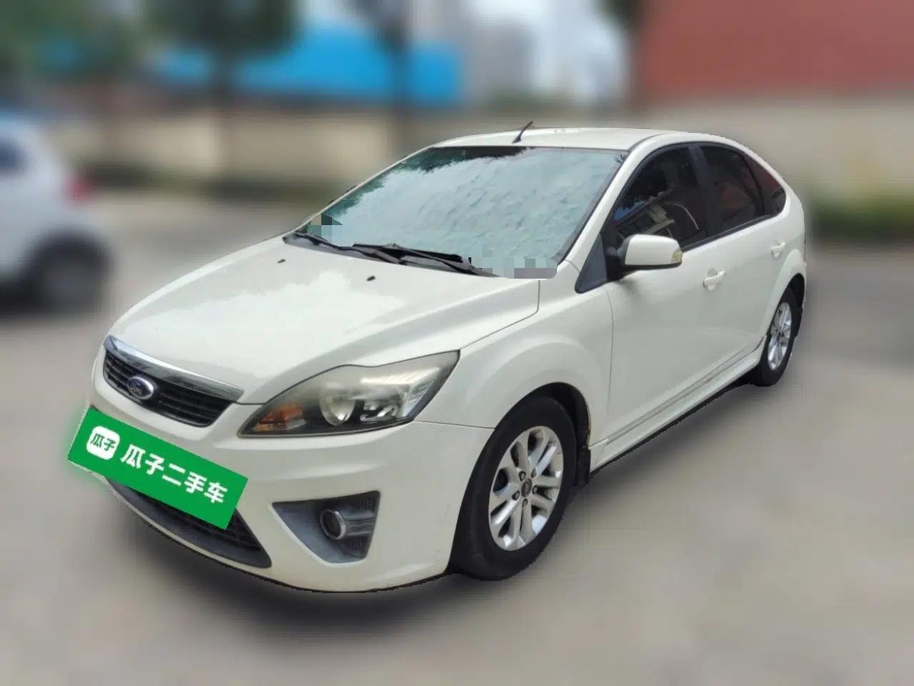 Ford Focus 2012 Hatchback Classic 1.8L Manual Base Model — миниатюра 1