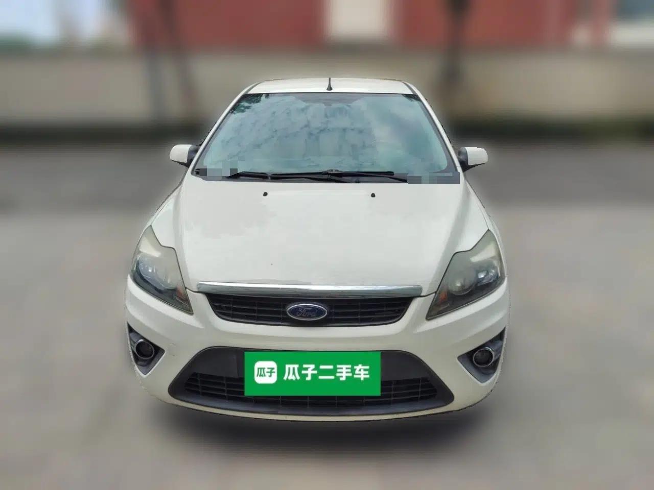 Ford Focus 2012 Hatchback Classic 1.8L Manual Base Model — миниатюра 2