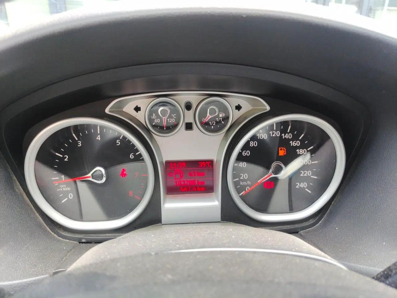 Ford Focus 2012 Hatchback Classic 1.8L Manual Base Model — миниатюра 11