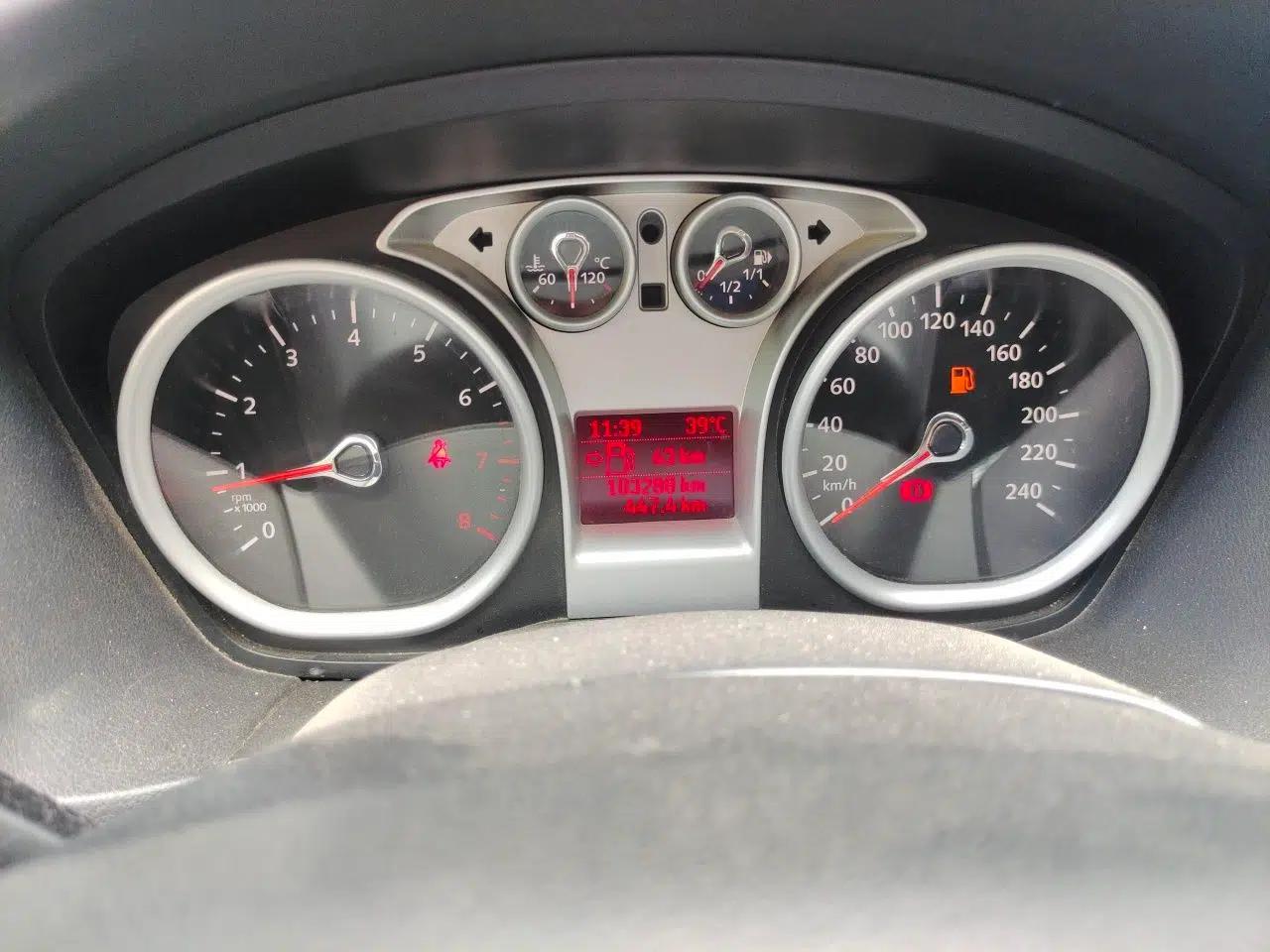 Ford Focus 2012 Hatchback Classic 1.8L Manual Base Model — миниатюра 12