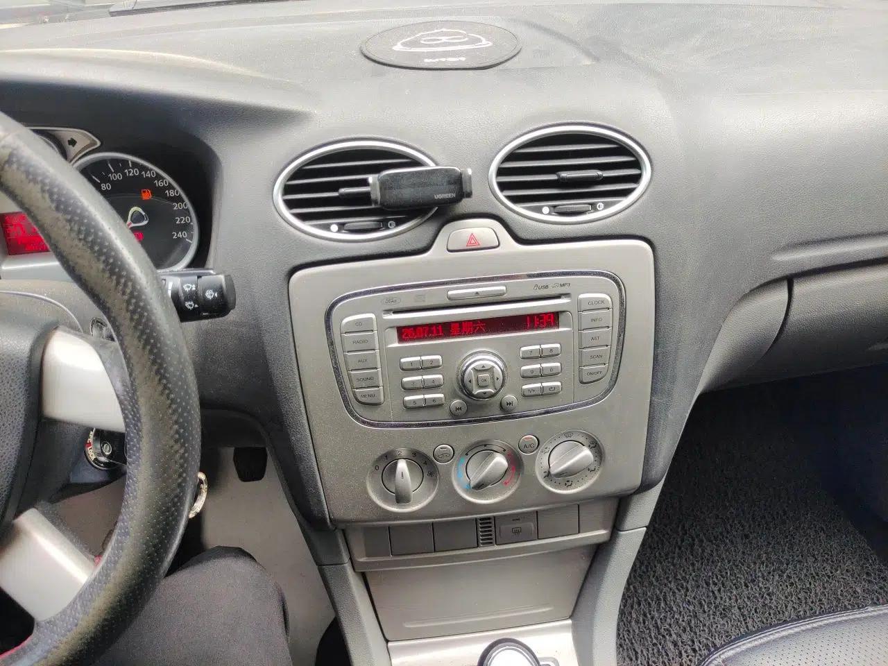Ford Focus 2012 Hatchback Classic 1.8L Manual Base Model — миниатюра 13