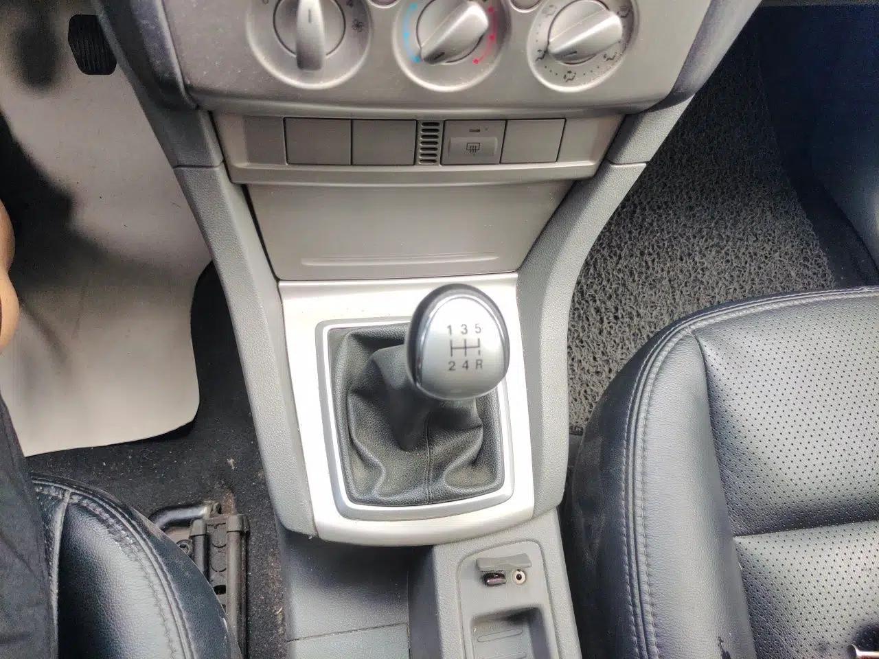 Ford Focus 2012 Hatchback Classic 1.8L Manual Base Model — миниатюра 14