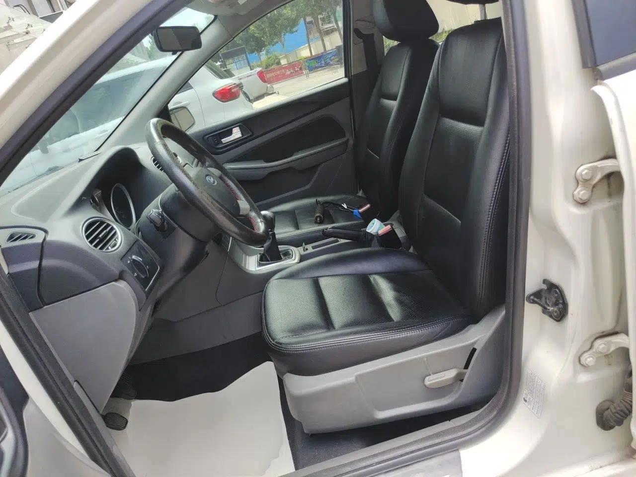 Ford Focus 2012 Hatchback Classic 1.8L Manual Base Model — миниатюра 15