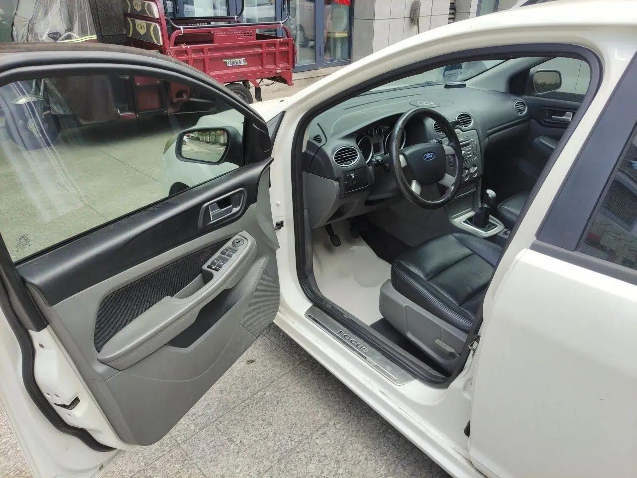 Ford Focus 2012 Hatchback Classic 1.8L Manual Base Model — миниатюра 16