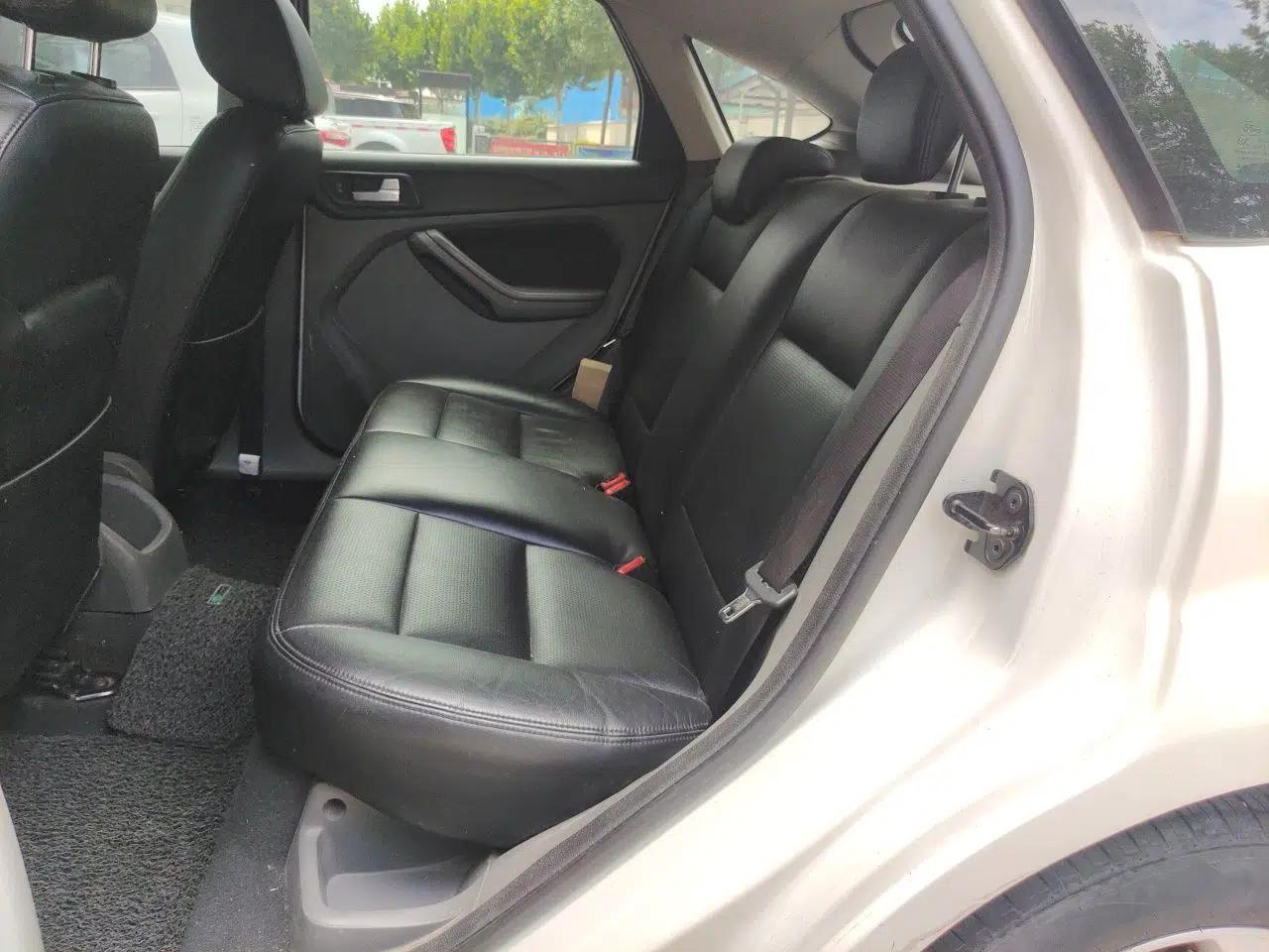 Ford Focus 2012 Hatchback Classic 1.8L Manual Base Model — миниатюра 17