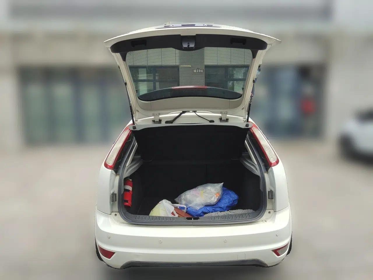 Ford Focus 2012 Hatchback Classic 1.8L Manual Base Model — миниатюра 19