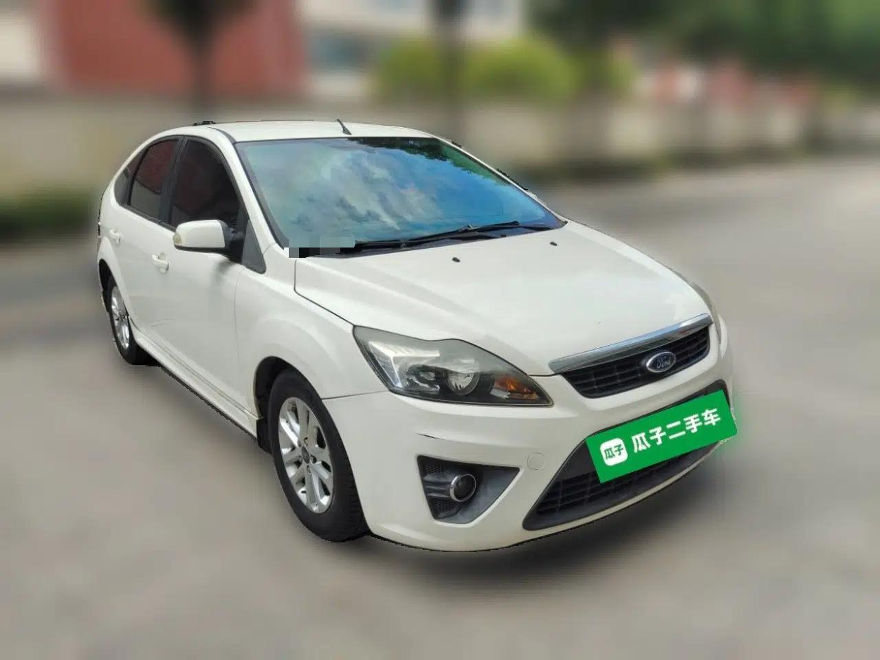 Ford Focus 2012 Hatchback Classic 1.8L Manual Base Model — миниатюра 3