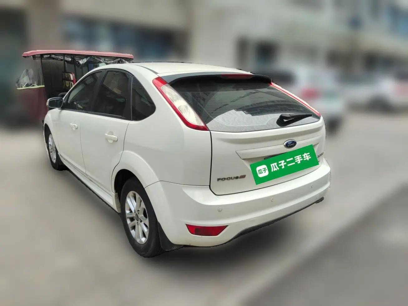 Ford Focus 2012 Hatchback Classic 1.8L Manual Base Model — миниатюра 4