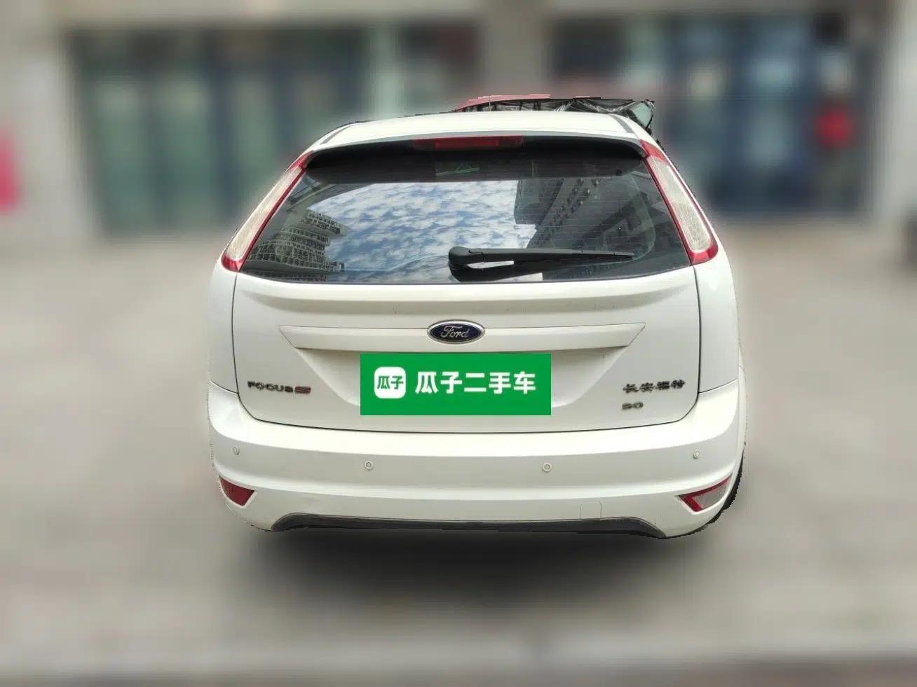 Ford Focus 2012 Hatchback Classic 1.8L Manual Base Model — миниатюра 5