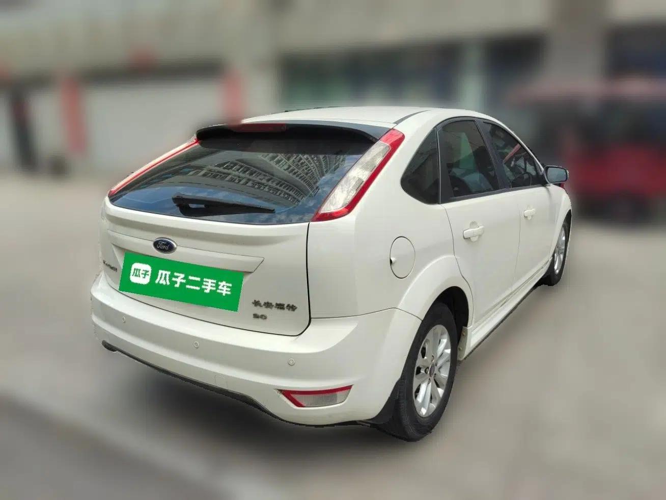 Ford Focus 2012 Hatchback Classic 1.8L Manual Base Model — миниатюра 6