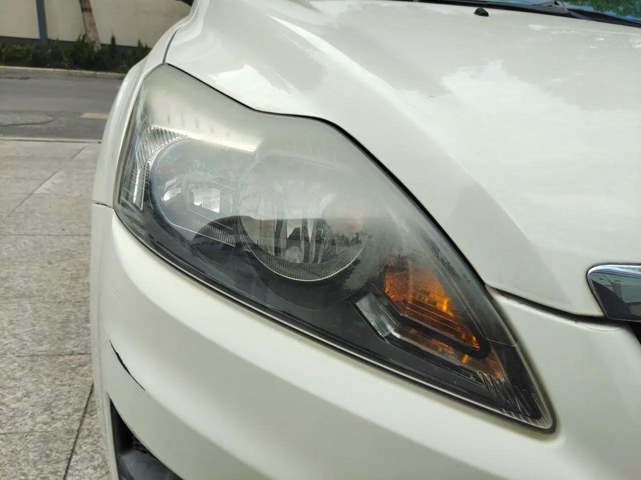 Ford Focus 2012 Hatchback Classic 1.8L Manual Base Model — миниатюра 7