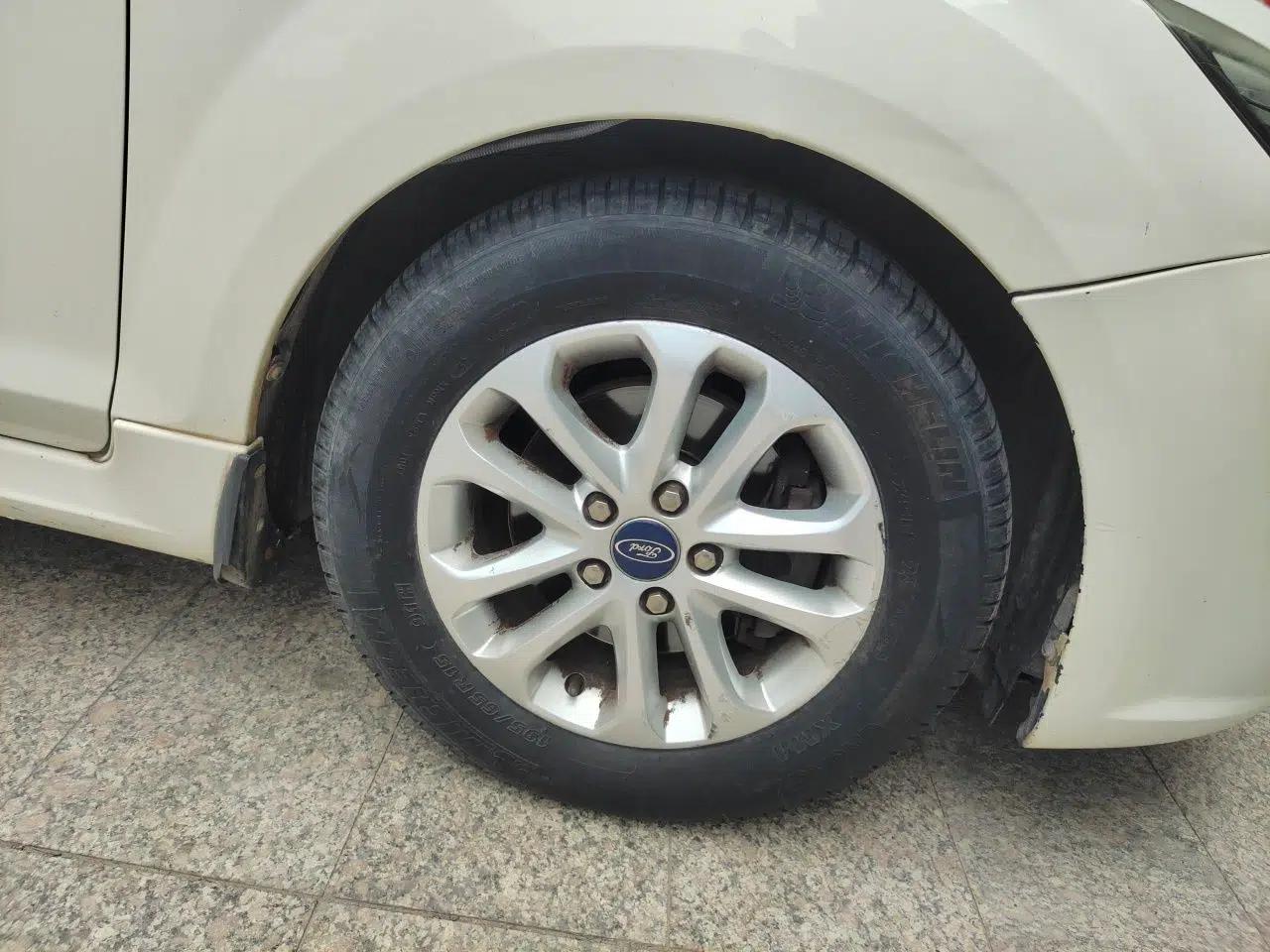 Ford Focus 2012 Hatchback Classic 1.8L Manual Base Model — миниатюра 8