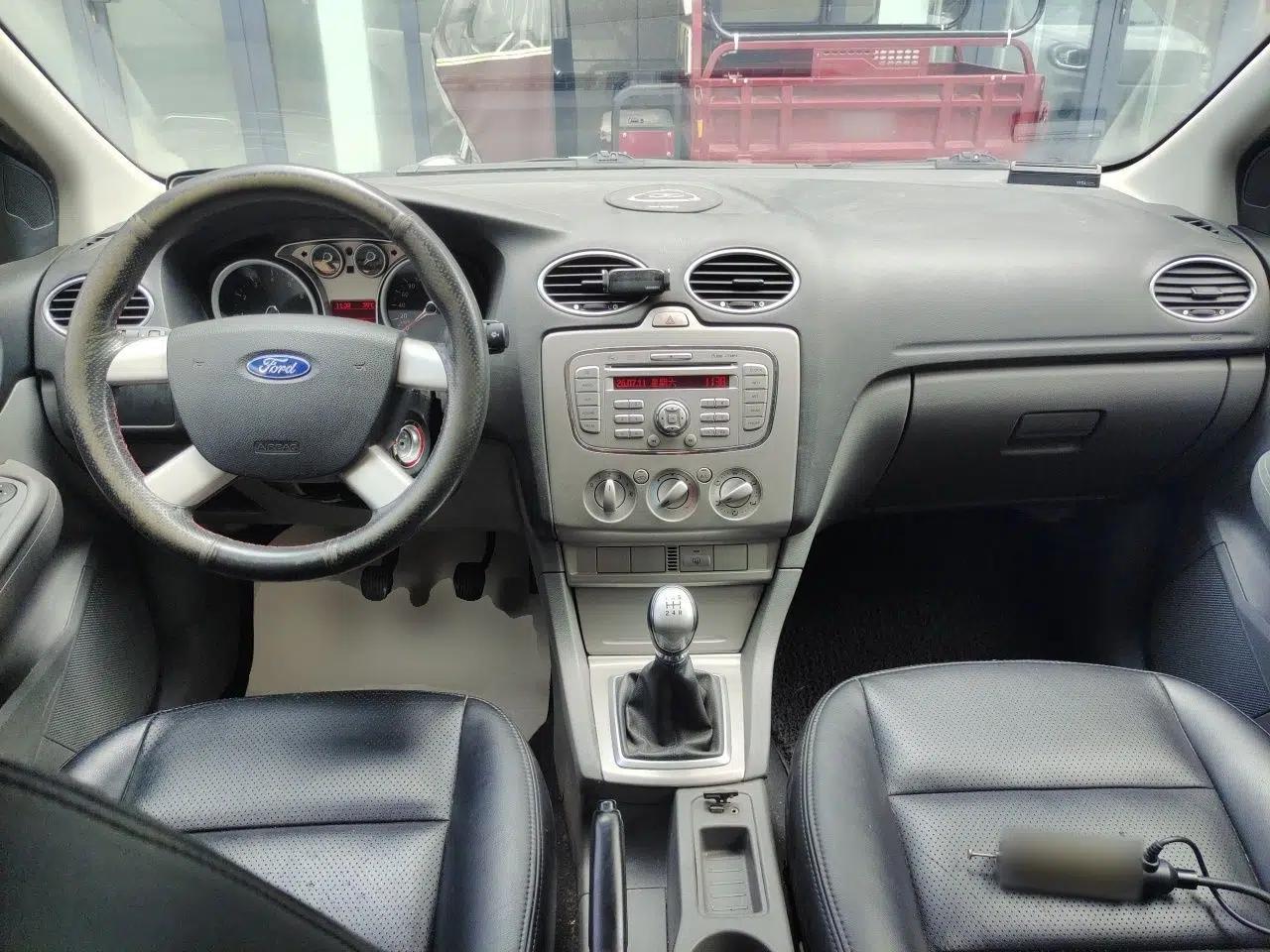 Ford Focus 2012 Hatchback Classic 1.8L Manual Base Model — миниатюра 9