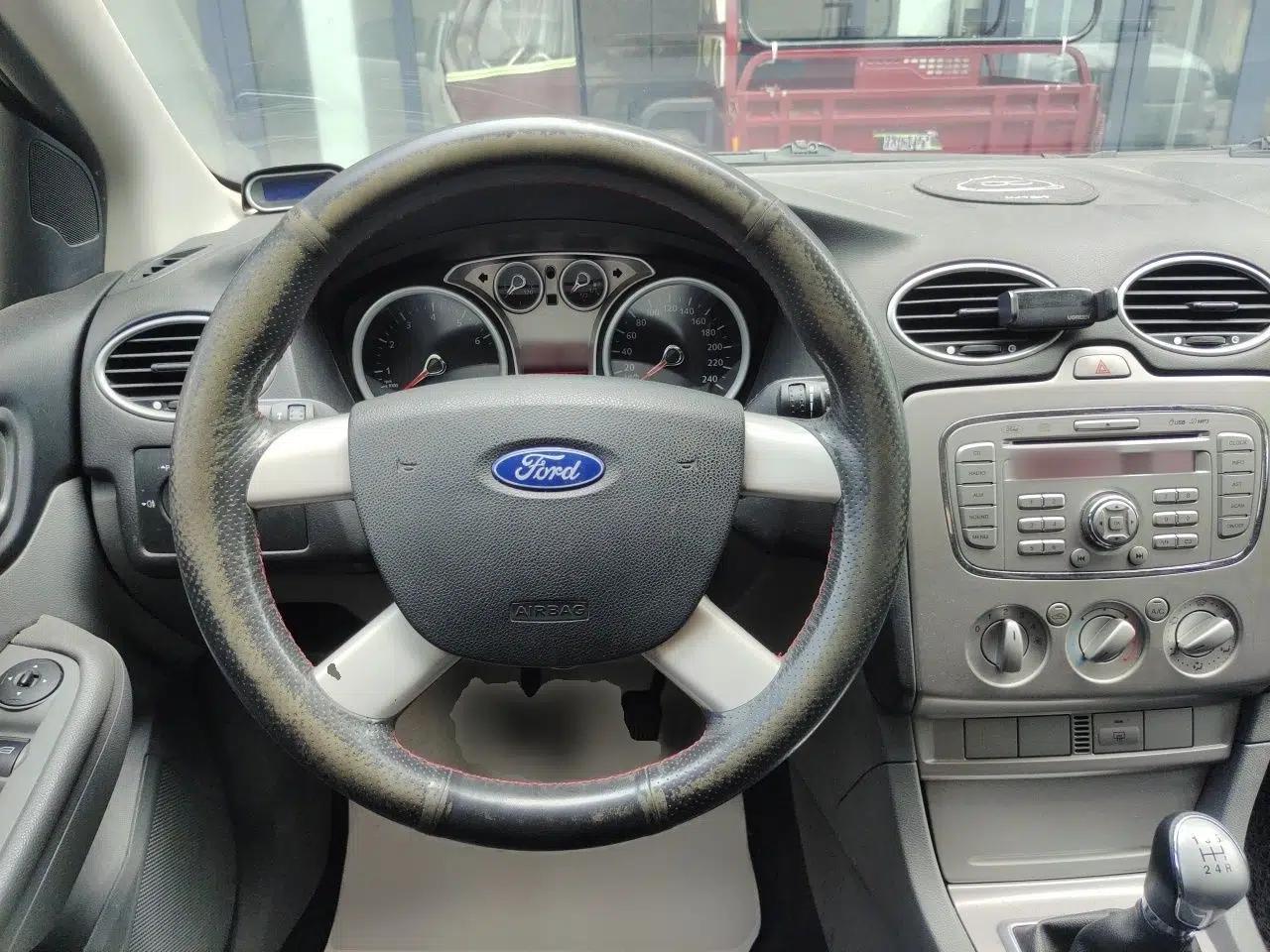 Ford Focus 2012 Hatchback Classic 1.8L Manual Base Model — миниатюра 10