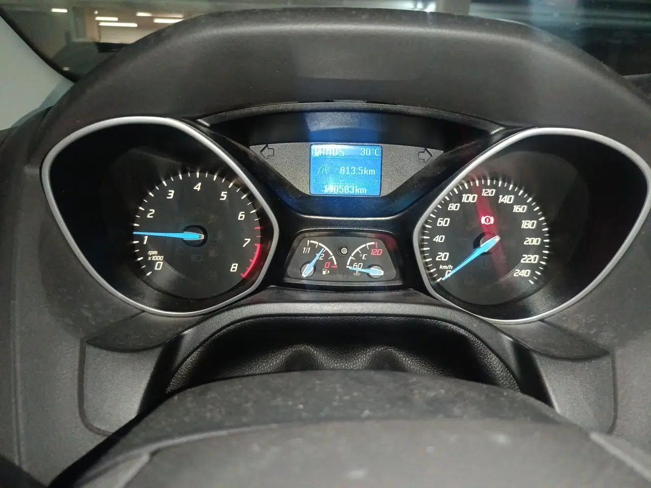 Ford Focus 2012 Sedan 1.6L Automatic Comfort Model — миниатюра 11