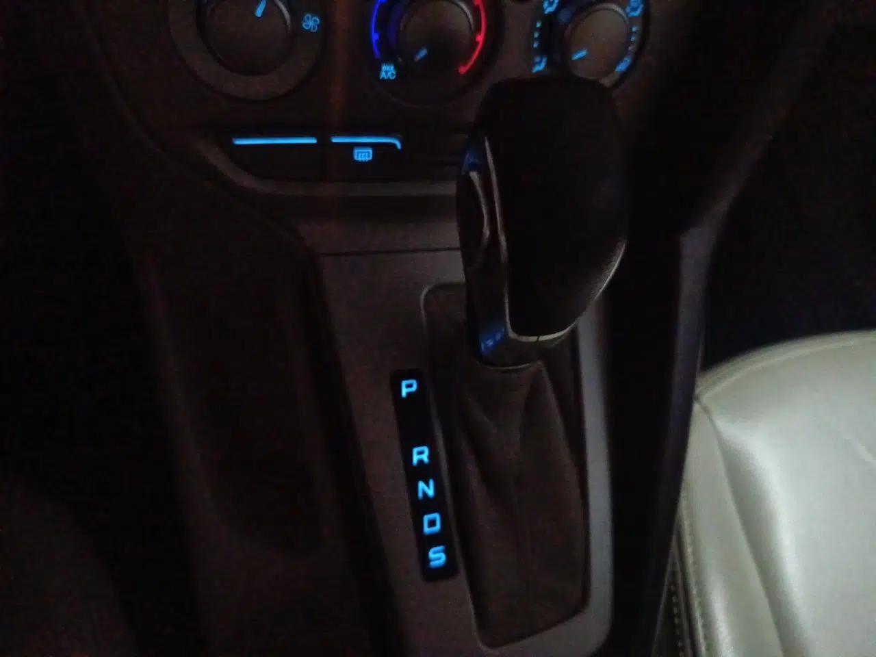 Ford Focus 2012 Sedan 1.6L Automatic Comfort Model — миниатюра 14