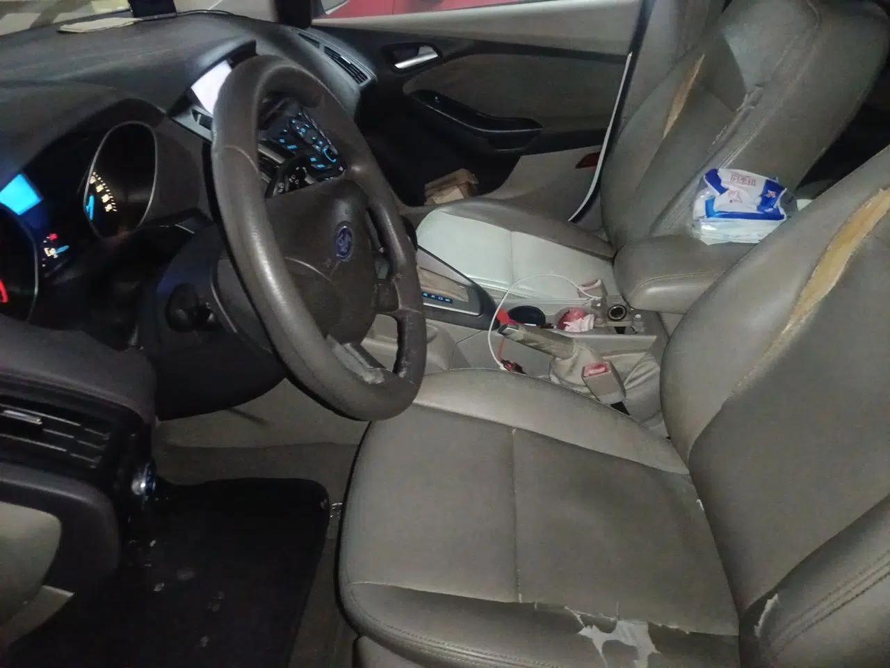 Ford Focus 2012 Sedan 1.6L Automatic Comfort Model — миниатюра 15