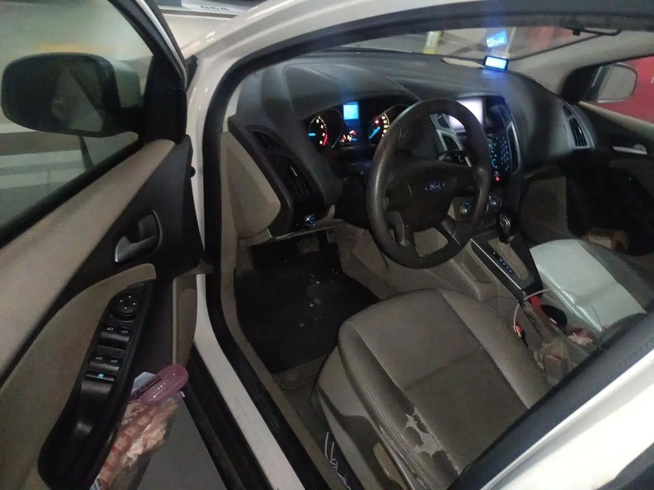 Ford Focus 2012 Sedan 1.6L Automatic Comfort Model — миниатюра 16