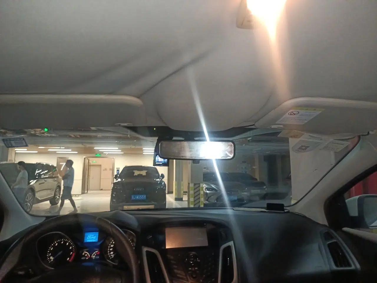 Ford Focus 2012 Sedan 1.6L Automatic Comfort Model — миниатюра 18