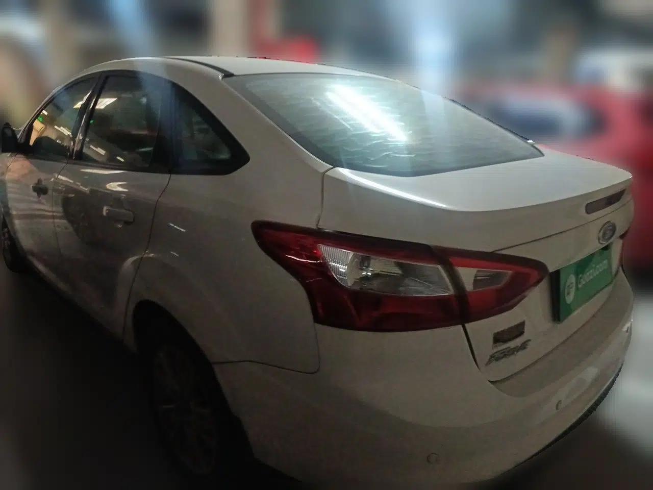 Ford Focus 2012 Sedan 1.6L Automatic Comfort Model — миниатюра 4