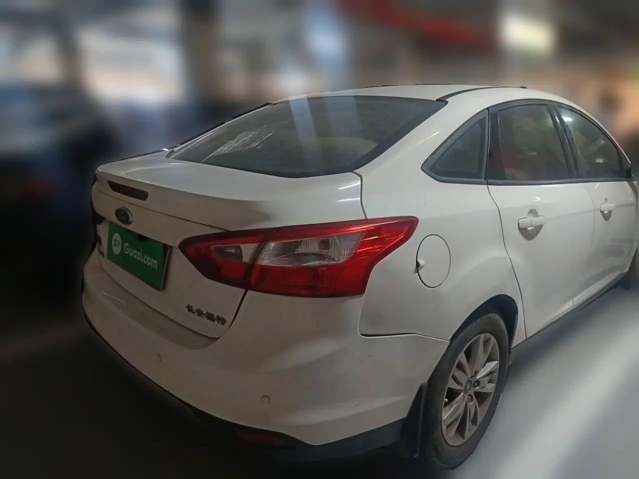 Ford Focus 2012 Sedan 1.6L Automatic Comfort Model — миниатюра 6