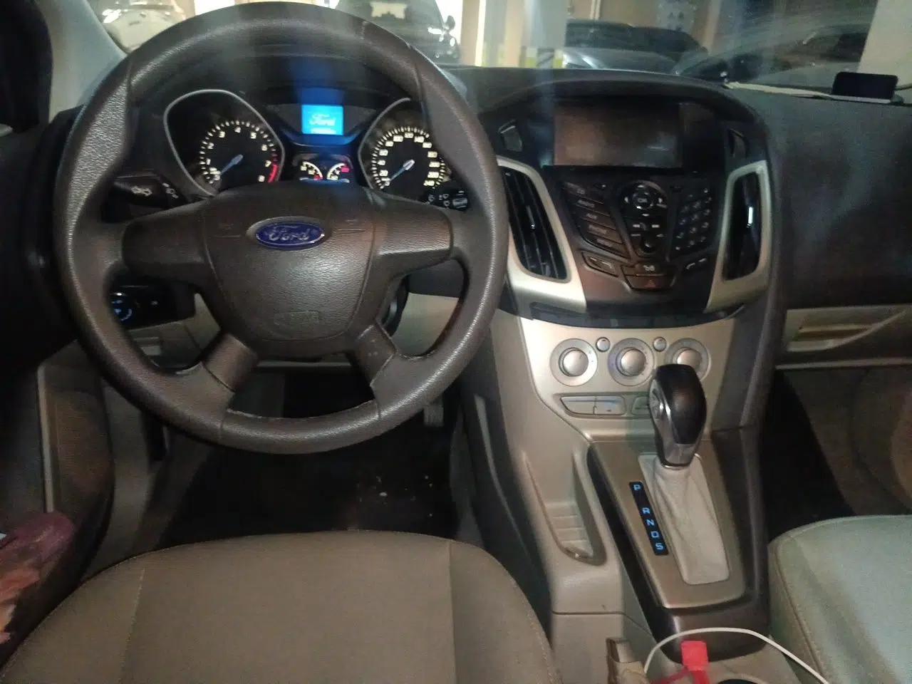 Ford Focus 2012 Sedan 1.6L Automatic Comfort Model — миниатюра 9