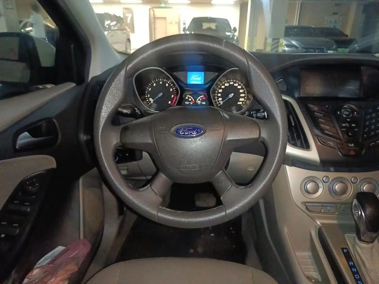 Ford Focus 2012 Sedan 1.6L Automatic Comfort Model — миниатюра 10