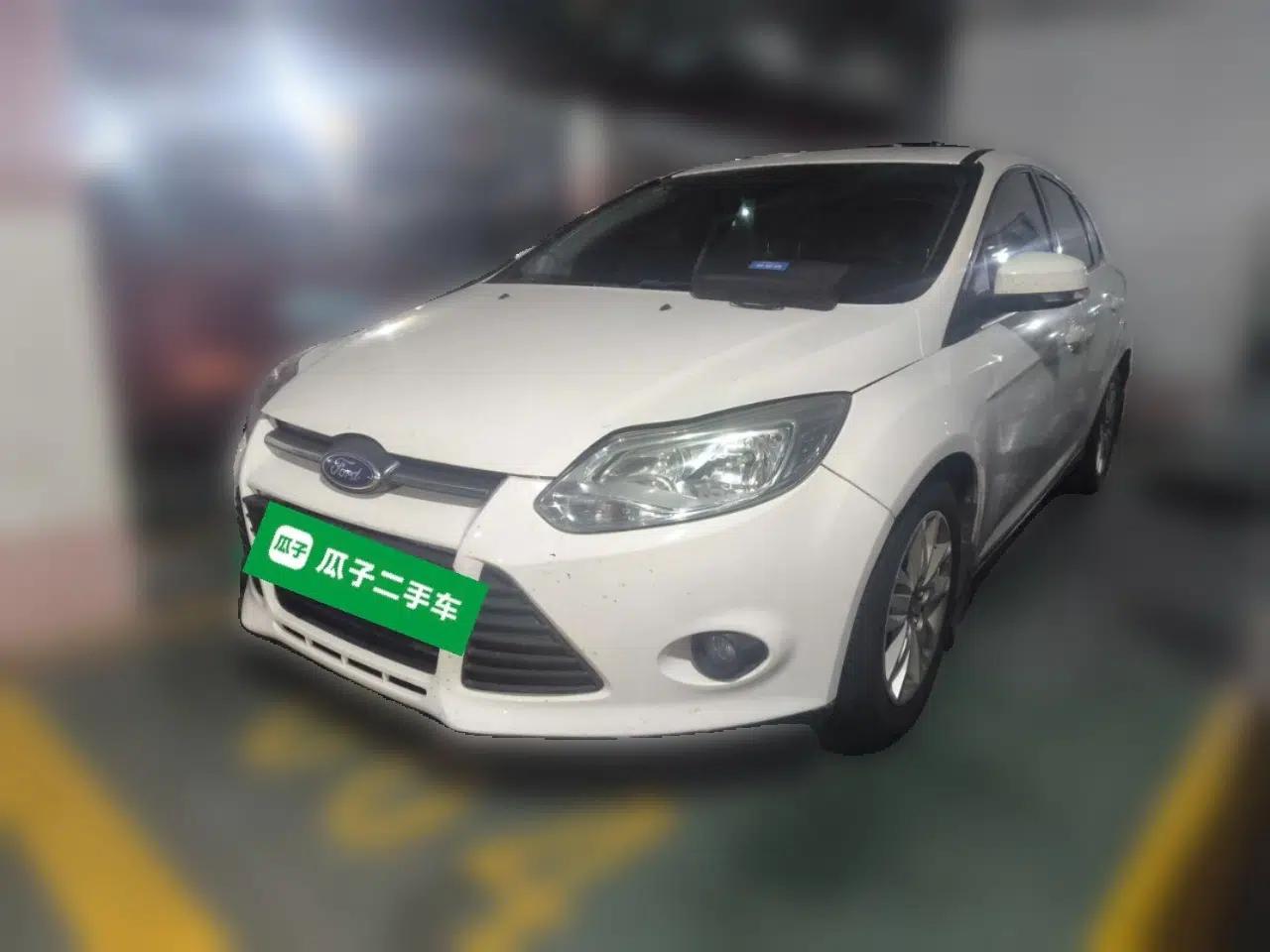 Ford Focus 2012 Hatchback 1.6L Automatic Comfort Model — миниатюра 1