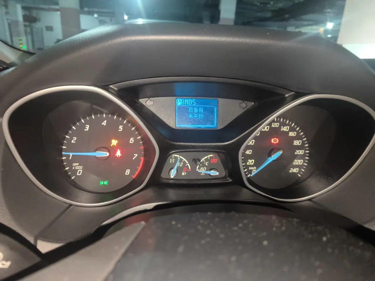 Ford Focus 2012 Hatchback 1.6L Automatic Comfort Model — миниатюра 11