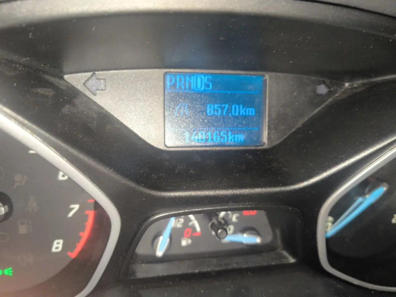 Ford Focus 2012 Hatchback 1.6L Automatic Comfort Model — миниатюра 12