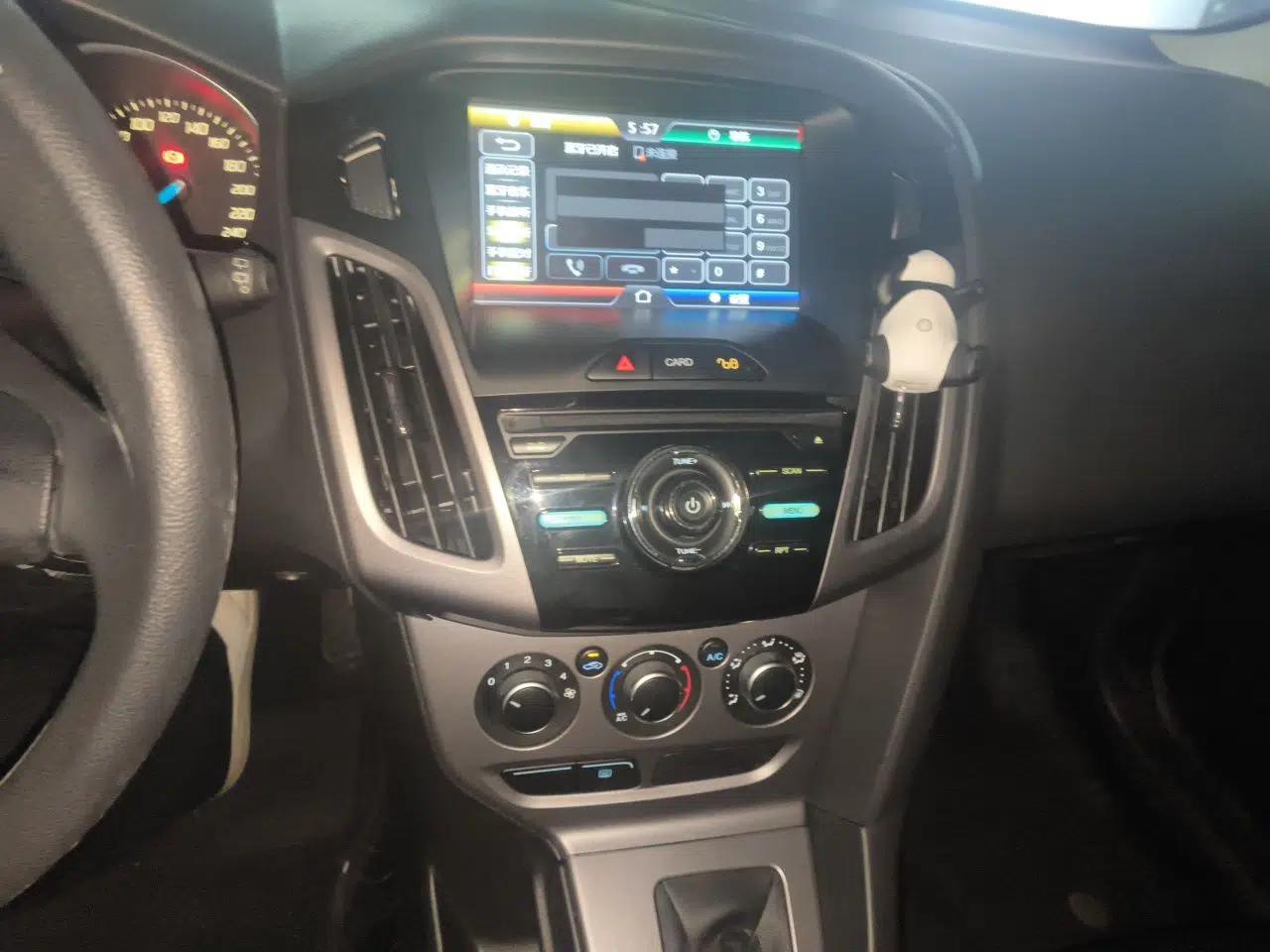 Ford Focus 2012 Hatchback 1.6L Automatic Comfort Model — миниатюра 13