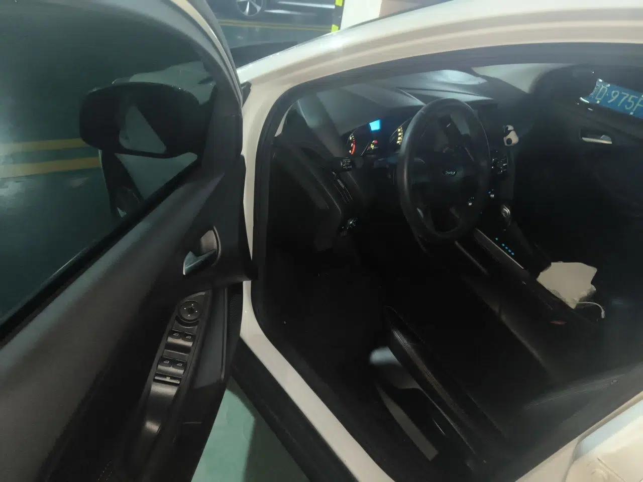 Ford Focus 2012 Hatchback 1.6L Automatic Comfort Model — миниатюра 16