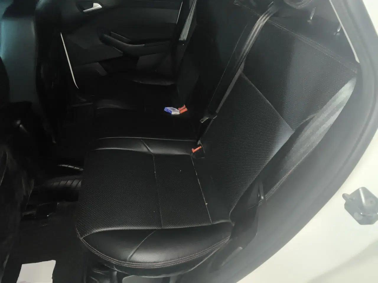 Ford Focus 2012 Hatchback 1.6L Automatic Comfort Model — миниатюра 17
