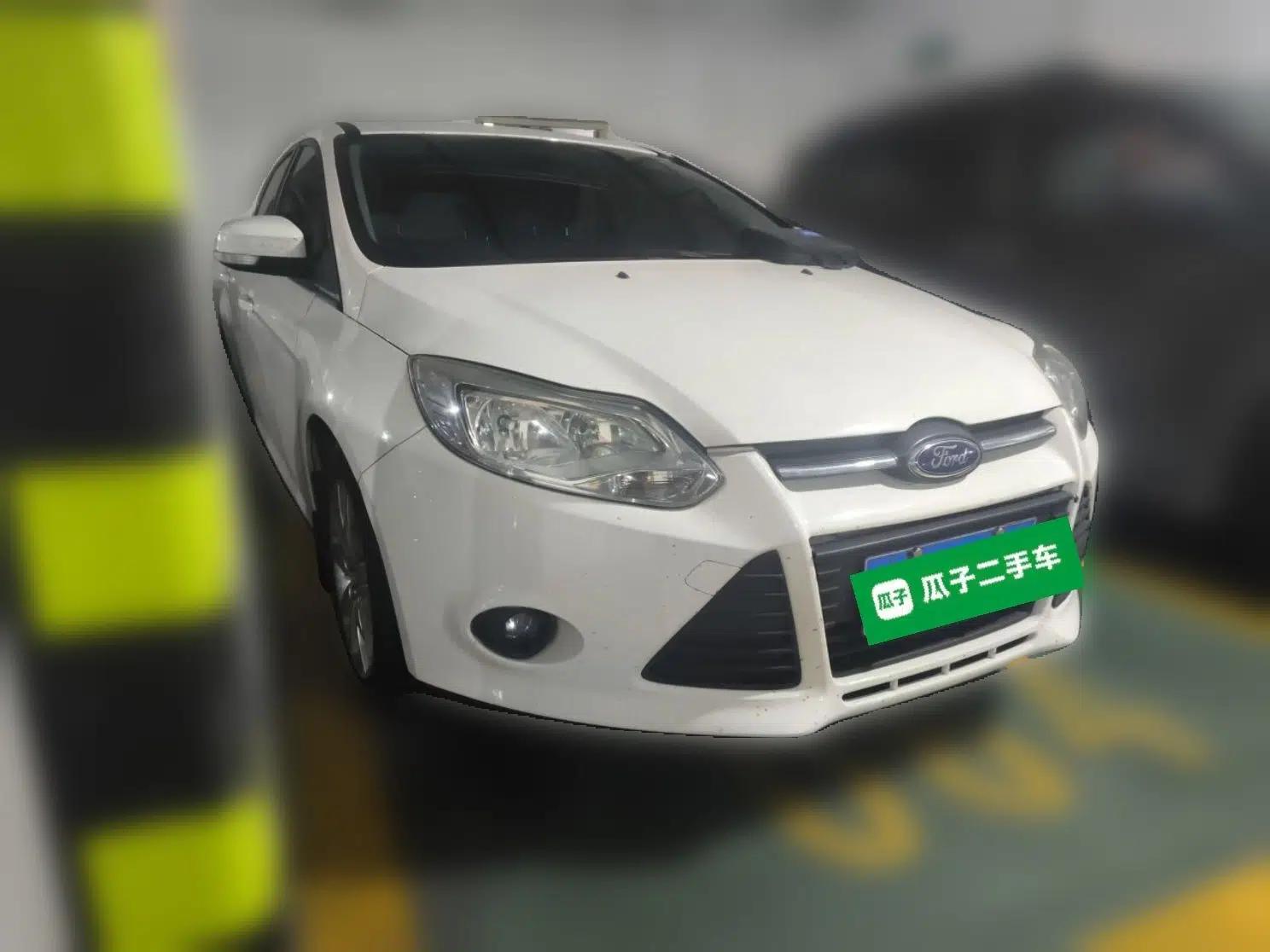 Ford Focus 2012 Hatchback 1.6L Automatic Comfort Model — миниатюра 3