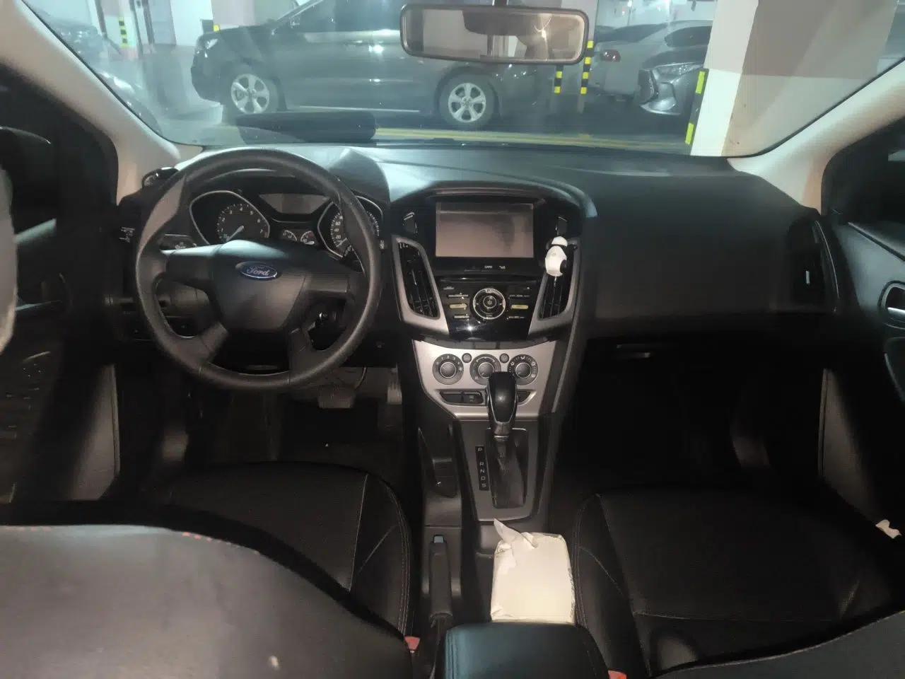 Ford Focus 2012 Hatchback 1.6L Automatic Comfort Model — миниатюра 9